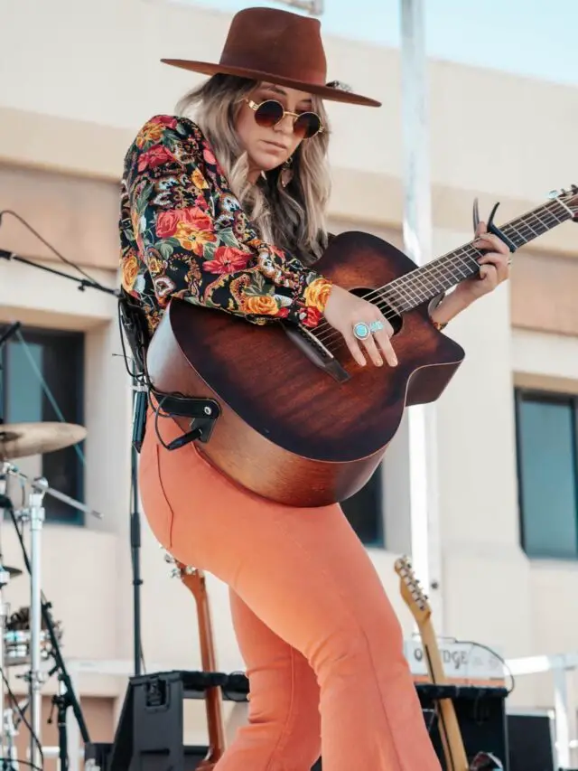 Lainey Wilson Looks Fantastic With Guitar